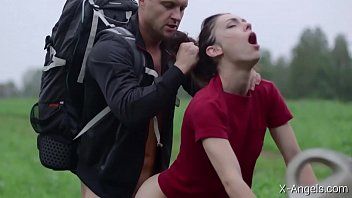 play Sportliches Mädchen von einem Touristen in der Öffentlichkeit gefangen und Hardcore gefickt