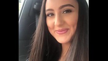 play Elle veut que le monde sache qu'elle est la plus attirante