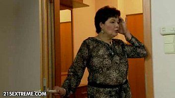 play Matka podchodzi do syna i zabiera go do twardego kutasa