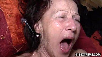 play Vovó faz sexo hardcore com um jovem garanhão pervertido