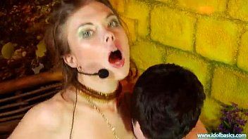 play Es DJ y le encanta gemir la polla mientras habla con los clientes.