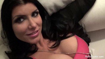play Elle a de gros seins et veut la filmer avec un téléphone coûteux