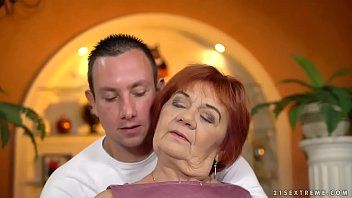 play Xnxx avec la mère rousse qui est folle de sa grosse bite