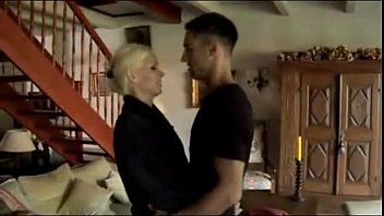 play Blonda matura sexy asteapta sa vina vecinu de la munca sa ii dea putina pula
