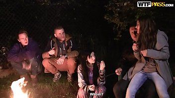 play Sex im Wald am Lagerfeuer mit vielen Paaren