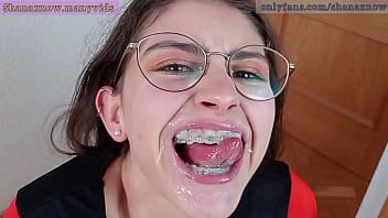 play Er will, dass du sie in Hals und Fotze fickst