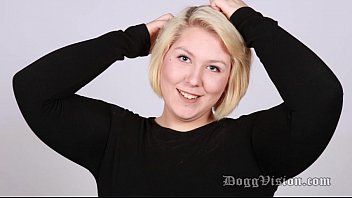 play Sie ist nicht stolz darauf, ihren Schwanz in den Mund zu stecken, aber sie liebt den Geschmack