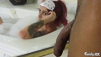 play rötlich tätowiert in der dusche fick mit schwarz mit einem 30 cm penis