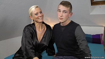 play Er reitet den Schwanz eines geilen Teenagers, der ihm Oralsex gibt und sich dabei räuspert