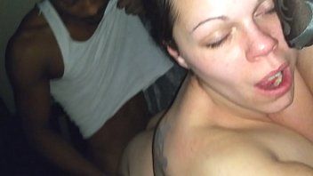 play se folla a una sexy mujer moldava sentada boca abajo y gime de dolor