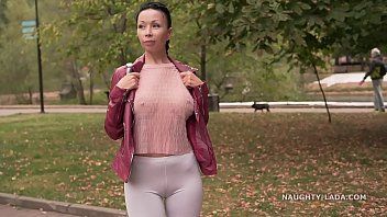 play Xxx und die Frau seines Freundes treiben öffentlich Sport und haben Sex auf der Bank
