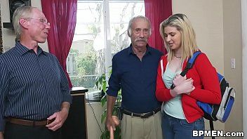 play Die sexy Blondine mit Lippenstift fickt zwei Männer gleichzeitig