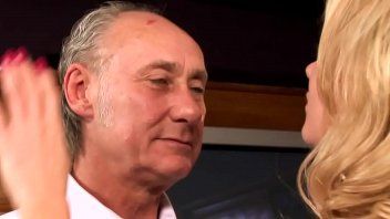 play Corina lecca il culo a un uomo e lo fa gola profonda