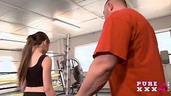 play La milf morena tiene sexo con un joven que es monitor en el gimnasio