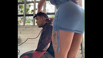 play La coiffeuse en robe plongeante a un sexe très hardcore avec son client