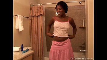 play Jovem loira muito magra com seios grandes e desejo