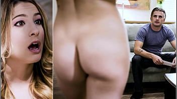 play Er beißt sich heftig auf die Lippen, als ihm von einer Freundin die Hand in die Muschi gesteckt wird
