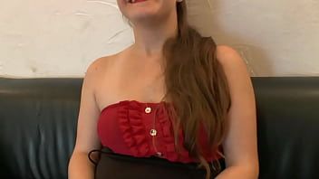 play Écolière chaude avec un gros cul qui porte une perruque sur la tête pour faire du xxx sensuel