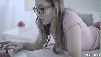 play إنها لا تخلع ملابسها تمامًا عندما تمارس الجنس مع هذا الذكر