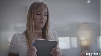 play Deze hoer met een uitpuilende kont heeft tatoeages op haar rug en wil op haar rug zitten