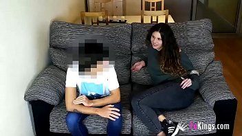 play Elle est sûre que le pénis de son partenaire peut la rendre heureuse, mais elle veut se transmettre