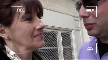 play Elle a un cul bombé et des tétons très excités et elle veut que son partenaire le fasse.