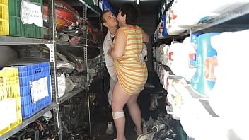 play A kiss between her very big buttocks on this fat blonde girl who wants to do a
