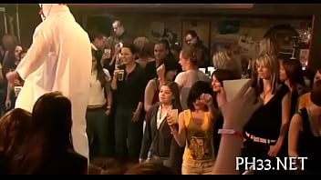 play Sul viso di questa donna scorre molto sperma