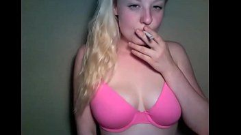 play Heiß und verspielt ist diese Blondine mit den kleinen Brüsten, die Oralsex macht und sie dabei ansieht