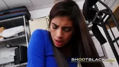 play L'entretien d'embauche d'une adolescente brune devient classé X avec une énorme bite noire