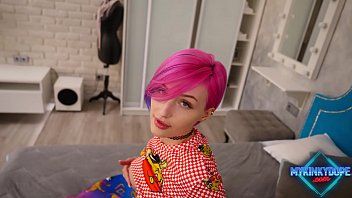 play The sexy Romanian shows her crazy charms
