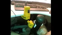 play Un étalon poilu se met à l'aise avec une bite dure et non coupée en regardant du porno