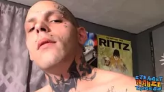 Tattooed Thug Drac Cock Erupção na sessão de masturbação solo