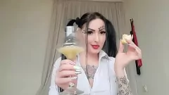 play Dominatrix Nika babando cuspindo coquetel de fetiche para ele