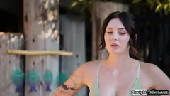 play Brunette mit verstärkten Brude kann nicht genug bekommen: Dreier mit tätowierten Hungern