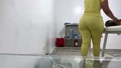 play Enfermeira BBW com grande bunda redonda capturada na câmera escondida