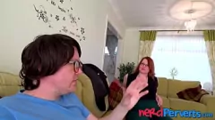 play British Babe avec des courbes trompées en séance de sexe intense