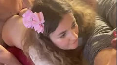 Blonde betrügerische Frau fickt einen anderen Mann und macht Ehemann zum Hahn