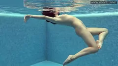 play Lady Dee: piacere a bordo piscina di Hot Czech Teen